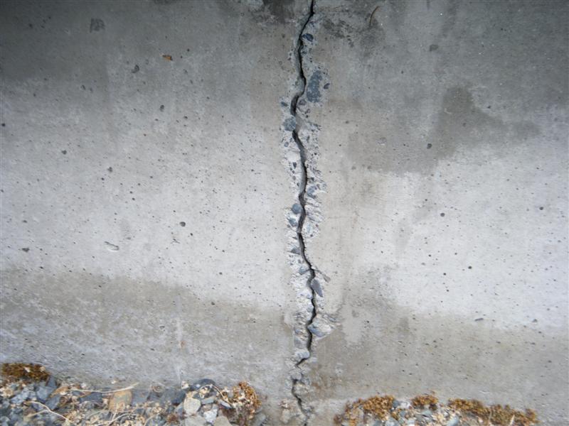 vertical-crack-foundation.jpg